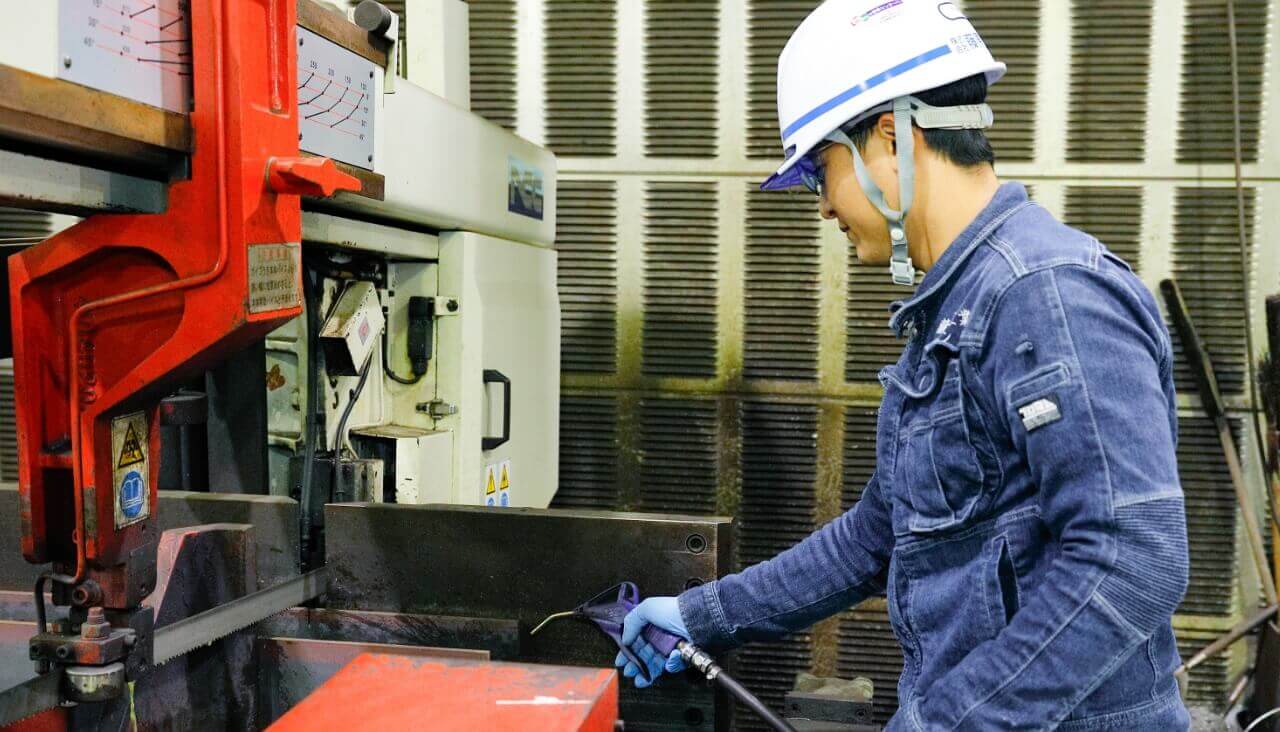 藤原工業で働く職人の仕事風景