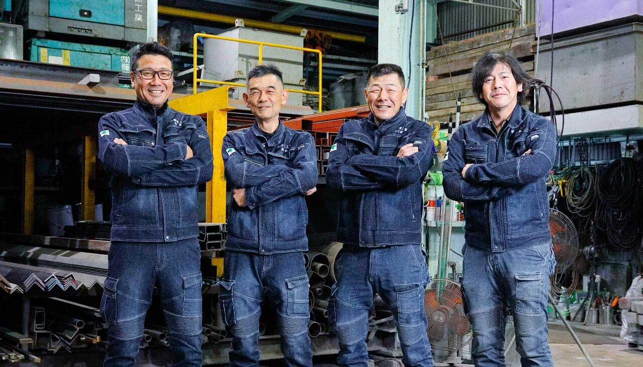 藤原工業で働く職人たち